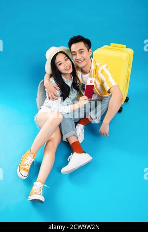 De jeunes couples heureux à voyager ensemble Banque D'Images