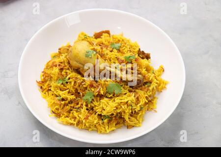 Poulet Biryani, poulet Pulav. Garniture à l'oignon frit et à la coriandre. Biryani servi avec raita est un célèbre plat de riz non végétarien épicé de l'Inde. Banque D'Images