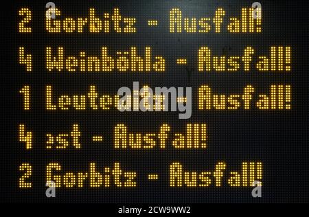 Dresde, Allemagne. 29 septembre 2020. Lors d'une grève d'avertissement, les annulations de lignes de tramway sont indiquées sur un panneau d'affichage à un arrêt de tramway sur l'Altmarkt. Verdi veut appliquer des règlements uniformes pour la rémunération des heures supplémentaires, des indemnités de travail par quart, des congés et des paiements spéciaux pour environ 87,000 employés dans le secteur des transports publics à l'échelle nationale dans le cadre des négociations collectives en cours. Credit: Robert Michael/dpa-Zentralbild/dpa/Alay Live News Banque D'Images