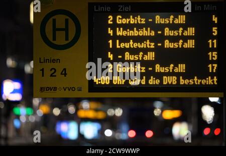 Dresde, Allemagne. 29 septembre 2020. Lors d'une grève d'avertissement, les annulations de lignes de tramway sont indiquées sur un panneau d'affichage à un arrêt de tramway sur l'Altmarkt. Verdi veut appliquer des règlements uniformes pour la rémunération des heures supplémentaires, des indemnités de travail par quart, des congés et des paiements spéciaux pour environ 87,000 employés dans le secteur des transports publics à l'échelle nationale dans le cadre des négociations collectives en cours. Credit: Robert Michael/dpa-Zentralbild/dpa/Alay Live News Banque D'Images