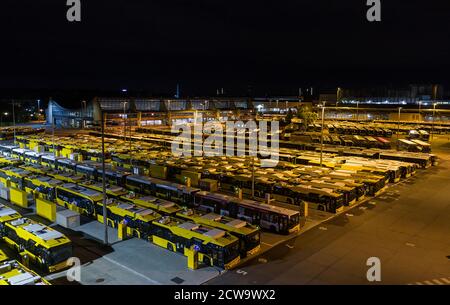 Berlin, Allemagne. 29 septembre 2020. Les bus de la société de transports publics de Berlin (BVG) sont stationnés au dépôt général de BVG sur Indira-Gandhi-Straße. Depuis trois heures, une grève des jetons a lieu dans les transports publics. Avec cette action, le syndicat Verdi veut augmenter la pression sur les employeurs dans la prochaine négociation collective. (Image de drone) Credit: Paul Zinken/dpa/Alay Live News Banque D'Images