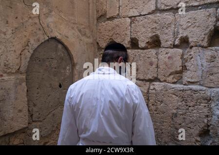 Un juif religieux au petit mur occidental, également connu sous le nom de HaKotel HaKatan ou le petit Kotel, qui est un site religieux juif situé dans le quartier musulman de la vieille ville de Jérusalem, Israël. Le mur date de la période du deuxième Temple (516 BCE – 70 EC) et est la continuation de la plus grande partie du mur occidental. Banque D'Images