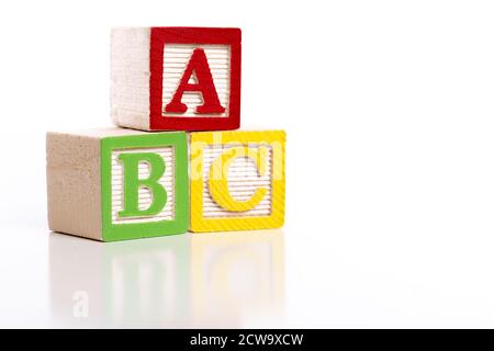 Blocs ABC en bois sur fond blanc Banque D'Images