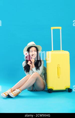 Assis près du tronc de la jeune femme Banque D'Images