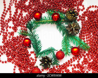 Joyeux Noël et bonne année.arbre de Noël, guirlande rouge, boule et cônes. Rose Banque D'Images