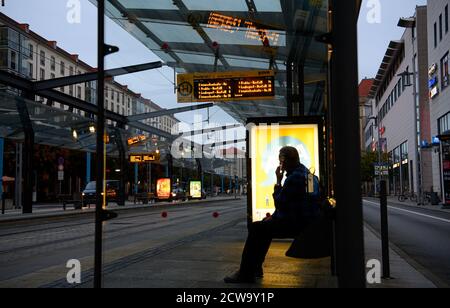 Dresde, Allemagne. 29 septembre 2020. Un homme est assis à un arrêt de tramway sur Postplatz et pendant une grève d'avertissement, il regarde un tableau de bord montrant les échecs. Verdi veut appliquer des règlements uniformes pour la rémunération des heures supplémentaires, des indemnités de travail par quart, des congés et des paiements spéciaux pour environ 87,000 employés dans le secteur des transports publics à l'échelle nationale dans le cadre du processus de négociation collective actuel. Credit: Robert Michael/dpa-Zentralbild/dpa/Alay Live News Banque D'Images