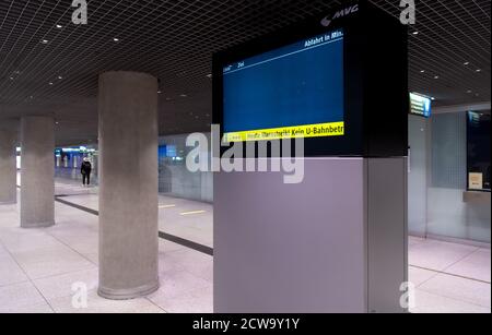 Munich, Allemagne. 29 septembre 2020. Un moniteur d'information vide, qui indique normalement les départs des voies secondaires, peut être vu à la station principale. Dans le cycle actuel de négociation collective, Verdi exige 4.8 pour cent de salaire supplémentaire pour les 2.3 millions d'employés du secteur public dans tout le pays, mais au moins 150 euros de plus par mois. Credit: Sven Hoppe/dpa/Alay Live News Banque D'Images