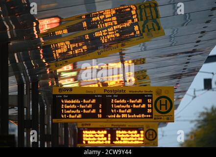 Dresde, Allemagne. 29 septembre 2020. Lors d'une grève d'avertissement, les annulations de lignes de tramway sont affichées sur un tableau de bord à un arrêt de tramway sur Postplatz. Verdi veut appliquer des règlements uniformes pour la rémunération des heures supplémentaires, des indemnités de travail par quart, des congés et des paiements spéciaux pour environ 87,000 employés dans le secteur des transports publics à l'échelle nationale dans le cadre des négociations collectives en cours. Credit: Robert Michael/dpa-Zentralbild/dpa/Alay Live News Banque D'Images