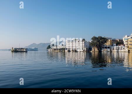 Udaipur et les eaux calmes du lac Pichola au Rajasthan, en Inde Banque D'Images