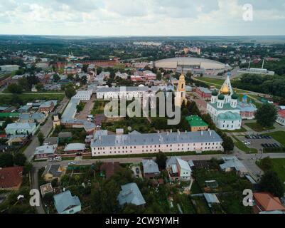 Monastère orthodoxe dans l'ancienne ville russe de Serpukhov. Photographie aérienne. Région de Moscou. Russie. Banque D'Images