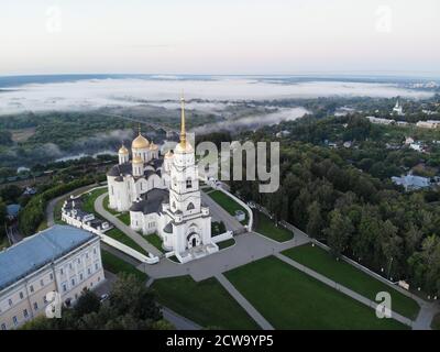 La cathédrale de la Dormition à Vladimir, en Russie. Photographié sur un drone à l'aube. Patrimoine mondial de l'UNESCO. Banque D'Images