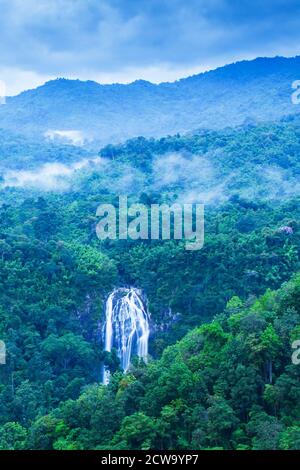 Vue aérienne de la cascade tropicale dans la brume bleue, paysage cascade tropicale sous la pluie matin. Parc national de Khlong LAN, Thaïlande. Exposition longue. Banque D'Images