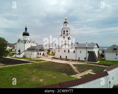 Monastère sur l'île de Sviyazhsk. Tatarstan Russie. Photographié à partir d'un drone Banque D'Images