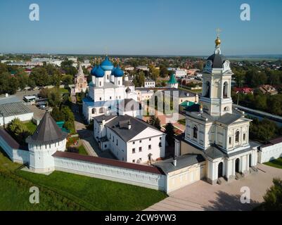 Monastère orthodoxe dans l'ancienne ville russe de Serpukhov. Photographie aérienne. Région de Moscou. Russie. Banque D'Images