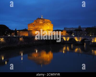 Vue nocturne du château de l'ange, du Tibre et du pont qui le traverse. Rome, Italie. Banque D'Images