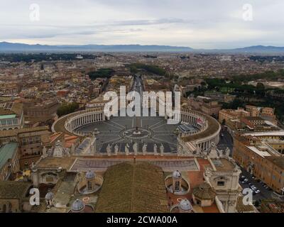 Vue de dessus de la place Saint-Pierre dans le Vatican et le centre de Rome. Photographié depuis le toit de la cathédrale Saint-Pierre. Rome Italie. Banque D'Images