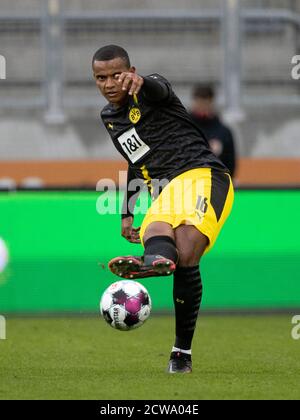 Manuel AKANJI (n° 16, JEU). Football, FC Augsburg (A) - Borussia Dortmund (DO) 2: 0, Bundesliga, 2e jour de match, saison 2020/2021, le 26 septembre 2020 à Augsburg / WWKARENA / Allemagne. Note de la rédaction : les règlements DFL interdisent toute utilisation de photographies comme séquences d'images et/ou quasi-vidéo. € | utilisation dans le monde entier Banque D'Images