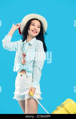 La jeune femme avec ses bagages a prévu de voyager Banque D'Images