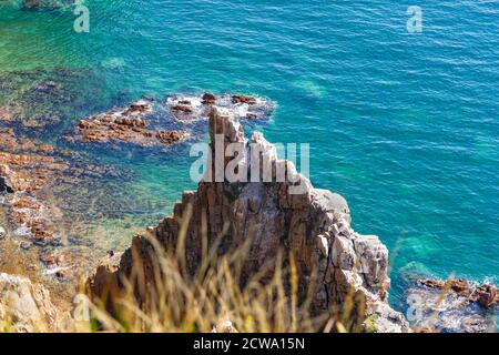 Rochers pittoresques sur la côte de l'île de Shkota dans les environs de Vladivostok dans la grande baie de Pierre, l'archipel de l'impératrice Eugenia, la mer de Banque D'Images