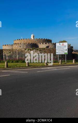 Angleterre, Kent, Deal, Deal Castle et Road Sign Banque D'Images