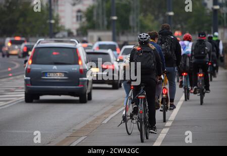 Dresde, Allemagne. 29 septembre 2020. Des voitures et des cyclistes traversent le pont de Marienbrücke le matin lors d'une grève des jetons de service public. Verdi veut appliquer des règlements uniformes pour la rémunération des heures supplémentaires, des indemnités de travail par quart, des congés et des paiements spéciaux pour environ 87,000 employés dans le secteur des transports publics à l'échelle nationale dans le cadre des négociations collectives en cours. Credit: Robert Michael/dpa-Zentralbild/dpa/Alay Live News Banque D'Images