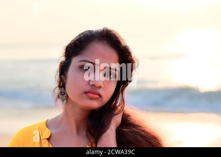 femme indienne portrait à l'extérieur avec gros plan beau visage Banque D'Images