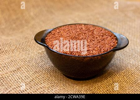 Ouzbek devzira de riz pour cuisiner pilaf dans une tasse ronde sur la table. Banque D'Images