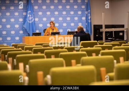 (200929) -- NEW YORK, le 29 septembre 2020 (Xinhua) -- le Secrétaire général adjoint des Nations Unies, Amina Mohammed, prend la parole lors d'une réunion de presse hybride au siège des Nations Unies à New York, le 28 septembre 2020. Le secrétaire général adjoint de l'ONU, Amina Mohammed, a appelé lundi les pays à aider à combler l'écart de 35 milliards de dollars US afin d'atteindre les objectifs mondiaux de la production, des traitements et des tests de vaccins COVID-19. (Xinhua/Wang Ying) Banque D'Images