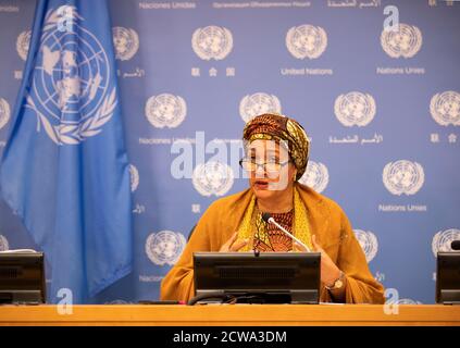 (200929) -- NEW YORK, le 29 septembre 2020 (Xinhua) -- le Secrétaire général adjoint des Nations Unies, Amina Mohammed, prend la parole lors d'une réunion de presse hybride au siège des Nations Unies à New York, le 28 septembre 2020. Le secrétaire général adjoint de l'ONU, Amina Mohammed, a appelé lundi les pays à aider à combler l'écart de 35 milliards de dollars US afin d'atteindre les objectifs mondiaux de la production, des traitements et des tests de vaccins COVID-19. (Xinhua/Wang Ying) Banque D'Images