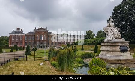 Londres, Royaume-Uni - 8 juillet 2020 : le mémorial de Prince Albert à Hyde Park. Statue de la reine Victoria située à l'extérieur du palais de Kensington à Londres. Nuageux foncé Banque D'Images