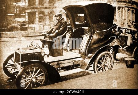 Photographie de 1904 du tout premier taxi motorisé de Londres utilisant une cabine Hansom sur roues, propriété de la City & Suburban Cab Co. La première cabine à essence de Londres (en 1903) était un Prunel de construction française. Les marques britanniques comprenaient quelques véhicules Rational, Simplex et Herald. Les ‘Hummingbirds’ (véhicules électriques), surnommés à partir du son qu’ils ont produit, ont été introduits en 1897 Banque D'Images