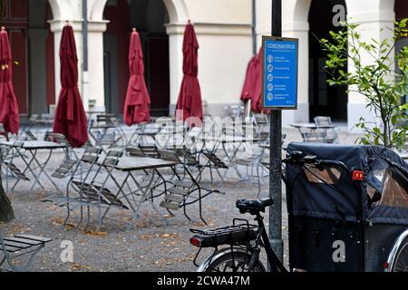 Sujet: Pandémie de coronavirus / conséquences pour la gastronomie. Chaises et tables libres vides et inoccupées dans la zone extérieure d'un restaurant à Munich le 28 septembre 2020. Tables et chaises vides, fermeture en raison de la pandémie de corona, Lockdown | utilisation dans le monde entier Banque D'Images