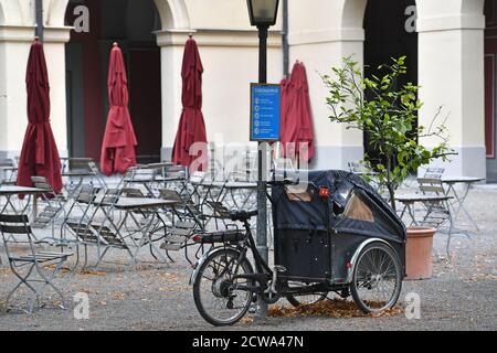 Sujet: Pandémie de coronavirus / conséquences pour la gastronomie. Chaises et tables libres vides et inoccupées dans la zone extérieure d'un restaurant à Munich le 28 septembre 2020. Tables et chaises vides, fermeture en raison de la pandémie de corona, Lockdown | utilisation dans le monde entier Banque D'Images