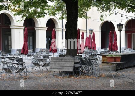 Sujet: Pandémie de coronavirus / conséquences pour la gastronomie. Chaises et tables libres vides et inoccupées dans la zone extérieure d'un restaurant à Munich le 28 septembre 2020. Tables et chaises vides, fermeture en raison de la pandémie de corona, Lockdown | utilisation dans le monde entier Banque D'Images