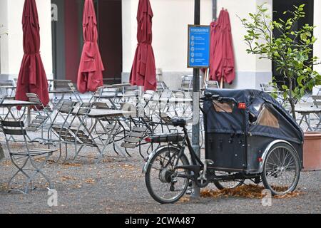 Sujet: Pandémie de coronavirus / conséquences pour la gastronomie. Chaises et tables libres vides et inoccupées dans la zone extérieure d'un restaurant à Munich le 28 septembre 2020. Tables et chaises vides, fermeture en raison de la pandémie de corona, Lockdown | utilisation dans le monde entier Banque D'Images