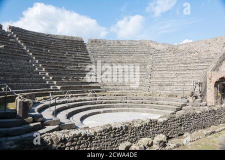 Italy-March,Pompéi 27, 2016 : colonnes et des ruines à l'intérieur du site archéologique de Pompéi, près de Naples au cours d'une journée d'été. Banque D'Images