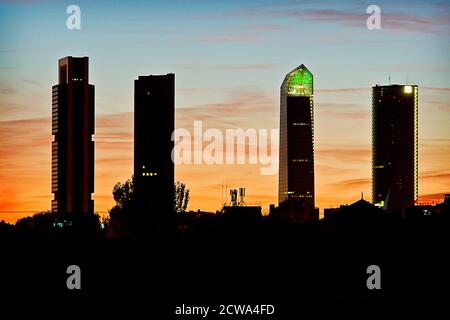 Madrid - Espagne ; 10-01-2013: Vue sur le quartier des affaires de Cuatro Torres sous le coucher du soleil à Madrid Banque D'Images