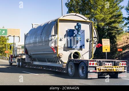 23 septembre 2020 Walnut Creek / CA / USA - camion-remorque transportant sur l'autoroute un réservoir portant le logo vertical Tanks Inc; surcharge Banque D'Images