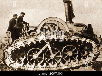 Une photographie de 1908 du 1er tracteur à chaînes de Hornsby ou du moteur Caterpillar, précurseur du char militaire moderne. Richard Hornsby & Sons était un fabricant de moteurs et de machines à Grantham, Lincolnshire, Angleterre de 1828 à 1918. La société a été un pionnier dans la fabrication du moteur à huile. Au cours de la première Guerre mondiale, les tracteurs ont été utilisés pour remorquer de l'artillerie lourde, mais pas pour des combats réels. Banque D'Images