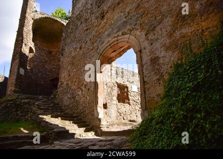 Les ruines du château de Chojnik, dans le parc national de Karkonosze en Pologne. Banque D'Images