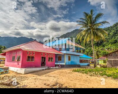 Pasar Kecamatan Pasanea, Indonésie - 15 février 2018 : maisons en bois et en bois dans le petit village de l'île de Seram, Maluku central, Indonésie, Asie Banque D'Images