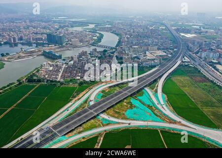 (200929) -- SHANTOU, 29 septembre 2020 (Xinhua) -- une photo aérienne prise le 29 septembre 2020 montre un viaduc de l'autoroute Shantou-Jiexi à Shantou, dans la province de Guangdong, au sud de la Chine. L'autoroute Shantou-Jiexi, longue de 86.5 km, qui relie la ville de Shantou et le comté de Jiexi à Guangdong, devrait être ouverte à la circulation d'ici la fin de l'année. L'autoroute permettra de raccourcir davantage le temps de déplacement entre la partie est du Guangdong et la région de la grande baie de Guangdong-Hong Kong-Macao tout en renforçant les liens économiques entre les deux régions. (Xinhua/Liu Dawei) Banque D'Images