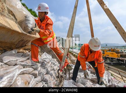 (200929) -- SHANTOU, le 29 septembre 2020 (Xinhua) -- les travailleurs effectuent des travaux de protection des pentes et de boisement le long de l'autoroute Shantou-Jiexi à Shantou, dans la province de Guangdong, dans le sud de la Chine, le 29 septembre 2020. L'autoroute Shantou-Jiexi, longue de 86.5 km, qui relie la ville de Shantou et le comté de Jiexi à Guangdong, devrait être ouverte à la circulation d'ici la fin de l'année. L'autoroute permettra de raccourcir davantage le temps de déplacement entre la partie est du Guangdong et la région de la grande baie de Guangdong-Hong Kong-Macao tout en renforçant les liens économiques entre les deux régions. (Xinhua/Liu Dawei) Banque D'Images