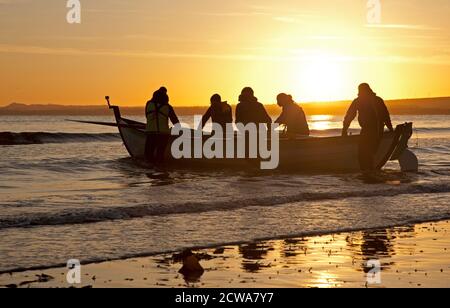 Portobello, Édimbourg, Écosse, Royaume-Uni. 29 septembre 2020. Magnifique lever du soleil pour l'équipe de porty de rang portant une protection faciale de lancement de leur skiff d'aviron le brise-glace. Crédit : Arch White/Alamy Live News. Banque D'Images