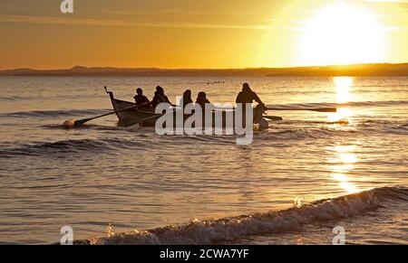 Portobello, Édimbourg, Écosse, Royaume-Uni. 29 septembre 2020. Magnifique lever du soleil pour l'équipe de porty de rang portant une protection faciale de lancement de leur skiff d'aviron le brise-glace. Crédit : Arch White/Alamy Live News. Banque D'Images