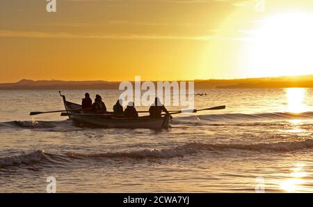 Portobello, Édimbourg, Écosse, Royaume-Uni. 29 septembre 2020. Magnifique lever du soleil pour l'équipe de porty de rang portant une protection faciale de lancement de leur skiff d'aviron le brise-glace. Crédit : Arch White/Alamy Live News. Banque D'Images