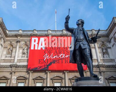 Statue de Sir Joshua Reynolds portant le masque Covid-19 devant l'Académie royale des arts à l'ouverture de l'exposition d'été d'hiver 2020 RA. Banque D'Images