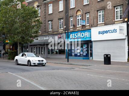 Une rangée de magasins dans Orpington High Street, Kent Banque D'Images