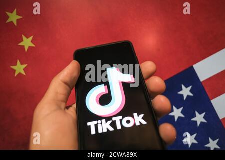 Man Use smartphone tiktok app, communication réseau de médias sociaux, usa Ban concept Banque D'Images