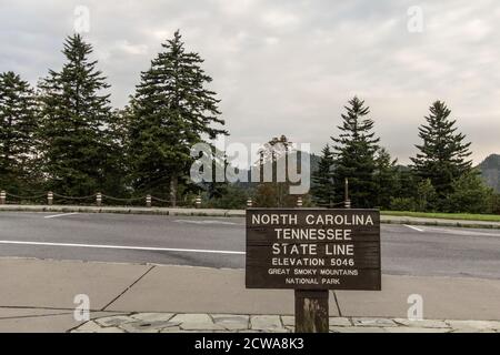 La Caroline du Nord et le panneau de la ligne d'état du Tennessee sur la nouvelle route Gap Road dans le parc national des Great Smoky Mountains à Gatlinburg, Tennessee. Banque D'Images